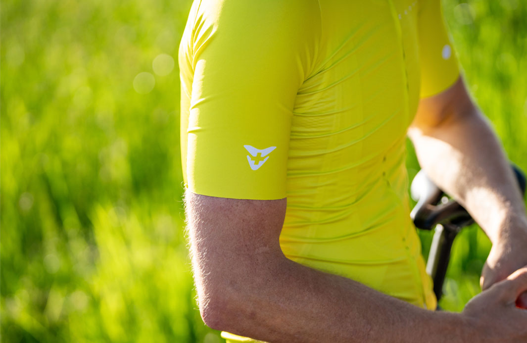 CUORE Rennradfahrer in Gold Sport Trikot