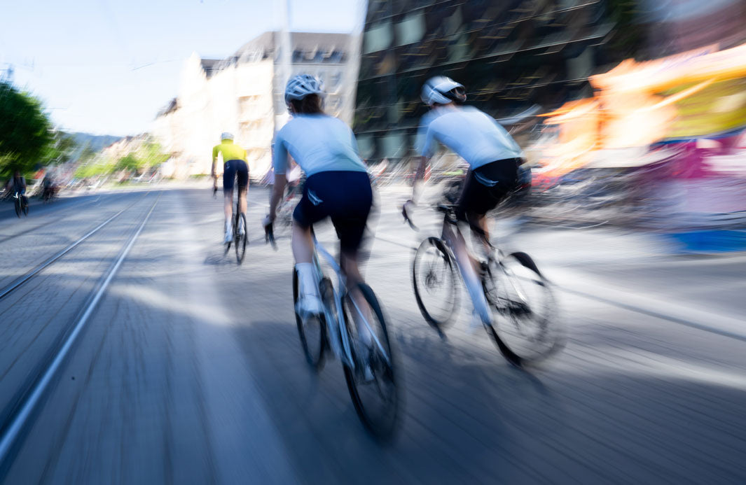 CUORE: Rennradfahrer in Radhose und Radtrikot