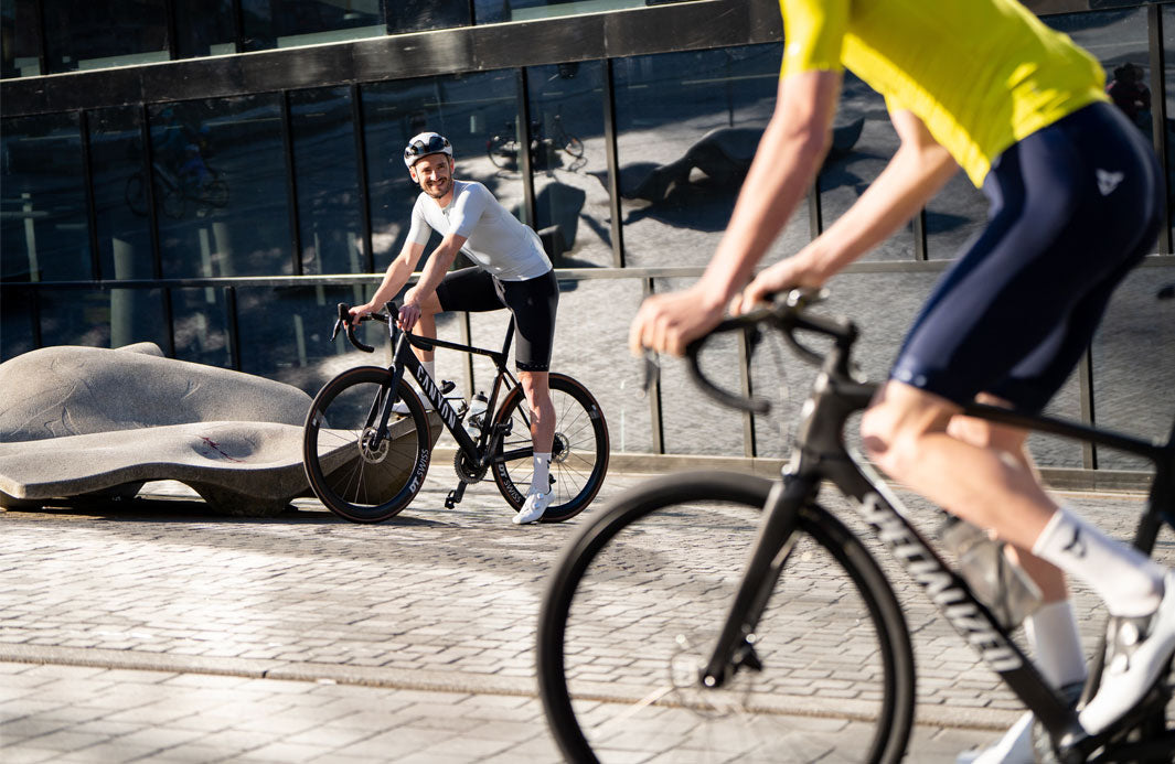 CUORE: Rennradfahrer in Radhose und Radtrikot