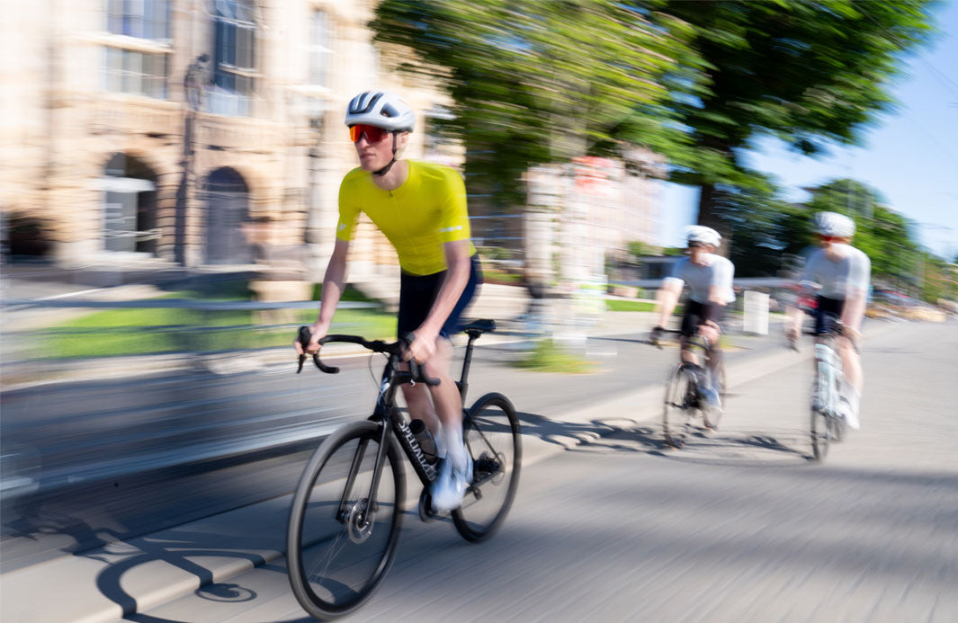 CUORE: Rennradfahrer in Radhose und Radtrikot